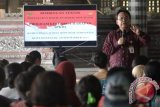 Dirjen Perlindungan dan Jaminan Sosial Kemensos, Harry Hikmat memberi arahan kepada warga penerima bantuan saat kegiatan penyaluran bansos nontunai Program Keluarga Harapan (PKH) di kawasan Penatih, Denpasar, Bali, Jumat (8/9). Sebanyak 3.082 Keluarga Penerima Manfaat (KPM) Program Keluarga Harapan menerima pencairan bansos tahap ketiga sebesar Rp500 ribu dari total bansos PKH per keluarga Rp1.890.000 per tahun. ANTARA FOTO/Fikri Yusuf/wdy/2017