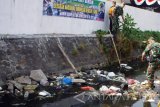 Sejumlah anggota TNI dari Kodim 0808/Blitar membersihkan sampah yang memenuhi sejumlah aliran kali di Kota Blitar, Jawa Timur, Jumat (8/9). Selain untuk mendukung Gerakan Nasional Indonesia Bersih (GNIB) aksi membersihkan aliran kali tersebut juga bertujuan untuk mencegah penyebaran penyakit akibat menumpuknya sampah dialiran kali dan sungai saat musim kemarau. Antara Jatim/Irfan Anshori/zk/17