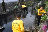 Sejumlah anggota TNI dari Kodim 0808/Blitar dan Polisi Polres Blitar Kota membersihkan sampah yang memenuhi sejumlah aliran kali di Kota Blitar, Jawa Timur, Jumat (8/9). Selain untuk mendukung Gerakan Nasional Indonesia Bersih (GNIB) aksi membersihkan aliran kali tersebut juga bertujuan untuk mencegah penyebaran penyakit akibat menumpuknya sampah dialiran kali dan sungai saat musim kemarau. Antara Jatim/Irfan Anshori/zk/17