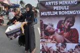 Sejumlah seniman Minang menggalang dana untuk Rohingya di Jl Gajahmada, Padang, Sumatera Barat, Kamis (7/9). Puluhan seniman Minang menggelar aksi penggalangan dana sebagai wujud solidaritas terhadap umat muslim Rohingya. ANTARA FOTO/Iggoy el Fitra/ama/17