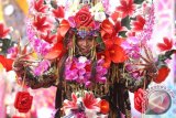 Model mempertontonkan keindahan busana bertema bunga anggrek dalam kegiatan 'Malang Fahion Flower Carnival' dengan tema Eksotika Bunga Nusantara di Jalan Ijen, Malang, Jawa Timur, Minggu (10/9). Karnaval tersebut diadakan guna memberi wadah bagi ratusan desainer muda untuk berkompetisi dalam merancang busana bertema bunga. ANTARA FOTO/Ari Bowo Sucipto/wdy/2017.