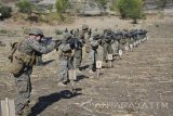  Prajurit Korps Marinir TNI AL dan Marinir Amerika (USMC) menembak menggunakan senapan di Pusat Latihan Pertempuran Korps Marinir Baluran, Situbondo, Jawa Timur, Jumat (8/9). Latihan tembak tersebut merupakan rangkaian Latihan Bersama Cooperation Afloat Readiness and Training (CARAT) 2017.  Antara Jatim/Seno/zk/17. 