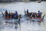 Tim pendayung melajukan kecepatan perahunya saat mengikuti lomba Dayung Perahu Naga di Sungai Kalimas, Surabaya, Jawa Timur, Sabtu (9/9). Kegiatan yang digelar Politeknik Perkapalan Negeri Surabaya (PPNS) tersebut diikuti puluhan tim pendayung dari berbagai SMA, SMK dan Perguruan Tinggi dari Surabaya maupun daerah lain di Jawa Timur. Antara Jatim/Didik Suhartono/zk/17