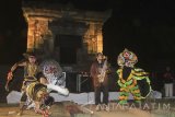  Seniman barongan melakukan atraksi semburan api dalam pagelaran seni bertajuk Bahana Badut di Candi Badut, Malang, Jawa Timur, Jumat (8/9) malam. Pagelaran budaya dan musik jazz etnik yang diadakan saat bulan purnama tersebut merupakan bentuk apresiasi sekaligus ajakan masyarakat untuk turut serta dalam konservasi dan fungsionalisasi bangunan cagar budaya. Antara Jatim/Ari Bowo Sucipto/zk/17.