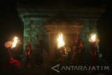  Seniman barongan melakukan atraksi semburan api dalam pagelaran seni bertajuk Bahana Badut di Candi Badut, Malang, Jawa Timur, Jumat (8/9) malam. Pagelaran budaya dan musik jazz etnik yang diadakan saat bulan purnama tersebut merupakan bentuk apresiasi sekaligus ajakan masyarakat untuk turut serta dalam konservasi dan fungsionalisasi bangunan cagar budaya. Antara Jatim/Ari Bowo Sucipto/17.