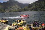 Sejumlah wisatawan menaiki perahu di Telaga Sarangan, Magetan, Jawa Timur, Minggu (10/9). Obyek wisata air di lereng gunung Lawu seluas 30 hektar tersebut mengalami penurunan debit air hingga 10 persen pada musim kemarau. Antara Jatim/Prasetia Fauzani/zk/17 