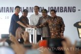 Presiden  Joko Widodo (tengah) didampingi Menteri Pekerjaan Umum dan Perumahan Rakyat, Basuki Hadimoeljono (dua kiri), Gubernur Jatim, Soekarwo (dua kanan), Presiden Direktur PT Marga Harjaya Infrastruktur, Wiwiek D Santoso (kiri) dan Sekretaris Kabinet, Pramono Anung (kanan) saat peresmian jalan tol Jombang-Mojokerto di gerbang tol Mojokerto, Jawa Timur, Minggu (10/9). Dengan beroperasinya tol Jombang-Mojokerto (Joker) sepanjang 40,5 kilometer tersebut diharapkan dapat mengurai kemacetan dan meningkatkan perekonomian di Jawa Timur. Antara Jatim/Syaiful Arif/zk/17 