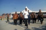 Presiden  Joko Widodo (tengah) meninjau jalan tol Jombang-Mojokerto saat peresmian jalan tersebut di gerbang tol Mojokerto, Jawa Timur, Minggu (10/9). Dengan beroperasinya tol Jombang-Mojokerto (Joker) sepanjang 40,5 kilometer tersebut diharapkan dapat mengurai kemacetan dan meningkatkan perekonomian di Jawa Timur. Antara Jatim/Syaiful Arif/zk/17 
