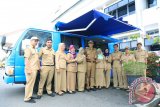 Bupati Tanah Laut H. Bambang Alamsyah menyerahkan mobil Pelayanan Kependudukan kepada Dinas Kependudukan dan Catatan Sipil Tanah Laut, Senin (11/9). Foto:Antaranews Kalsel/Arianto/G.