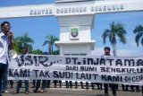 Sejumlah aktivis lingkungan yang bergabung dalam Kelompok Masyarakat Sipil Anti Kejahatan Lingkungan (KMSAKL) mendatangi Kantor Gubernur Bengkulu, mendesak pemerintah daerah menghentikan operasi pelabuhan khusus batu bara PT Injatama di Ketahun, Kabupaten Bengkulu Utara. (Foto Antarabengkulu.com)