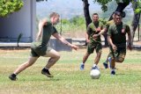 Sejumlah prajurit Marinir Indonesia - Amerika bermain sepak bola saat olahraga bersama di Pusat Latihan Tempur Korps Marinir Baluran, Karangtekok, Situbondo, Jatim, Selasa (12/9). Kegiatan yang dilaksanakan di sela-sela Marine Exercise bagian dari Latihan Bersama Cooperation Afloat Readiness and Training (CARAT) 2017 tersebut bertujuan mengenalkan budaya Indonesia kepada Marinir Amerika dan mempererat persahabatan Marinir kedua Negara.Antara Jatim/Serka Mar Kuwadi/zk/17