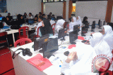 Sejumlah siswa SMA dan SMK mendengarkan penjelasan dosen tentang penulisan berita dan feature saat pelatihan jurnalistik di SMAN 1 Sukabumi, jalan R.H Didi Sukardi, Kota Sukabumi, Jawa Barat, Jum'at (8/9). Pelatihan jurnalistik yang diselenggarakan Politeknik Negeri Jakarta dalam rangka Pengabdian Kepada Masyarakat tersebut diikuti puluhan siswa SMA dan SMK se-Kota Sukabumi yang bertujuan untuk mengenalkan dan mengembangkan minat dan bakat siswa terhadap dunia jurnalistik. (ANTARA FOTO/Arif firmansyah/17). 