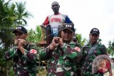 Seorang warga Kampung Sawanama ditandu oleh tim medis Satgas Pamtas RI-PNG Yoniff 410 Alugoro menuju lokasi pengobatan di Distrik Arso Kota, Kabupaten Keerom, Papua, Senin (11/9).

TNI AD melalui Satgas Pamtas RI-PNG Yonif 410/Alugoro bekerjasama dengan Dinas Kesehatan Keerom melakukan pengecekan kesehatan di kampung Sawanama sebagai upaya untuk menciptakan masyarakat yang sehat. (FOTO ANTARA)