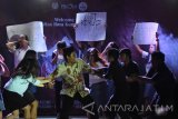 Sejumlah mahasiswa baru jurusan Ilmu Komunikasi mementaskan drama musikal di Auditorium Universitas Kristen Widya Mandala Surabaya (UKWMS), Jawa Timur, Selasa (12/9). Drama musikal bertemakan 