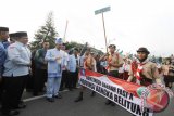 Menpora RI Imam Nachrowi melepas peserta pawai Taarub peserta Festival Anak Saleh Indonesia (FASI) X 2017 dari Provinsi Bangka Belitung di Banjarmasin, Rabu (13/9). FASI X yang diikuti 22 provinsi tersebut dirtencanakan akan dibuka Presiden Joko Widodo pada Jumat (15/9) lusa. Antara Foto/Herry Murdy Hermawan