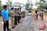 Kepala Badan Perencanaan Pembangunan Daerah Kabupaten Tanah Laut H Ahmad Nizar melepas kegiatan Pawai Sepeda Hias diselenggarakan DPD KNPI Tanah Laut, di halaman Gedung Pemuda KNPI setempat, Selasa (12/9). Foto:Antaranews Kalsel/Arianto/G. 