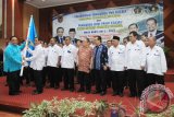 Ketua Umum PWI Pusat Margiono menyerahkan bendera PWI kepada Ketua PWI Kalsel Zaenal Helmi usai melakukan pelantikan Pengurus PWI Kalsel periode 2017-2022 di Mahligai Pancasila Banjarmasin, Rabu (13/9). Ketua PWI Pusat Margiono dalam pesannya mengatakan agar PWI Kalsel menjalin keharmonisan antarmedia, agar tercipta kekompakan dalam menjalankan organisasi ini. Foto Antaranews Kalsel/Herry Murdy Hermawan 