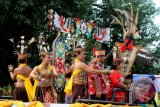 Perwakilan peserta Temu Karya Taman Budaya se-Indonesia melakukan pawai budaya mengililingi sejumlah ruas jalan di Kota Ambon, Maluku, Selasa (12/9). Pawai budaya tersebut diikuti 26 Taman Budaya Provinsi se-Indonesia. Temu Karya Taman Budaya se-Indonesia akan berlangsung di Ambon, 12-16 September 2017. ANTARAFOTO/izaac mulyawan/pd/17

