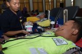 Anggota polisi mengikuti donor darah di Gedung Bharamakota, Polresta Madiun, Jawa Timur, Kamis (14/9). Kegiatan donor darah dalam rangka Hari Lalu Lintas Bhayangkara ke-62 tersebut diikuti sekitar 100 orang terdiri anggota Polri, Bhayangkari dan komunitas. Antara Jatim/Siswowidodo/uma/17