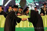 Menpora Imam Nahrawi (kanan) bersalaman dengan Rektor UIN Sunan Ampel Abdul A'la (kiri) saat pengukuhan gelar Doktor Honoris Causa di Gedung Sport Center and Multipurpose UIN Sunan Ampel, Surabaya, Jawa Timur, Kamis (14/9). Menpora Imam Nahrawi mendapatkan gelar Doktor Honoris Causa dalam bidang kepemimpinan pemuda berbasis agama yang bisa menjadi solusi bagi permasalahan bangsa. Antara Jatim/Moch Asim/uma/17