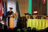 Menpora Imam Nahrawi (kiri) menyampaikan orasi ilmiah disela pengukuhan gelar Doktor Honoris Causa di Gedung Sport Center and Multipurpose UIN Sunan Ampel, Surabaya, Jawa Timur, Kamis (14/9). Menpora Imam Nahrawi mendapatkan gelar Doktor Honoris Causa dalam bidang kepemimpinan pemuda berbasis agama yang bisa menjadi solusi bagi permasalahan bangsa. Antara Jatim/Moch Asim/uma/17