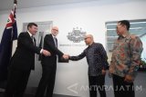 Duta Besar Australia untuk Indonesia Paul Grigson (kedua kiri) didampingi Konsul Jenderal Australia di Surabaya Chris Barnes (kiri) berjabat tangan dengan Direktur Jenderal Asia Pasifik dan Afrika Kementrian Luar Negeri Desra Percaya (kedua kanan) didampingi Direktur Asia Timur dan Pasifik Kementrian Luar Negeri (kanan) disela-sela pembukaan kantor Konsulat Jenderal Australia di Surabaya, Jawa Timur, Kamis (14/9).  Pembukaan kantor Konsulat Jenderal Australia di Indonesia merupakan misi diplomatik keempat untuk memperkuat perdagangan dan mengembangkan kemitraan ekonomi antara perusahaan-perusahan Australia dan Jawa Timur. Antara Jatim/M Risyal Hidayat/uma/17