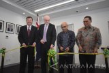 Duta Besar Australia untuk Indonesia Paul Grigson (kedua kiri) didampingi Konsul Jenderal Australia di Surabaya Chris Barnes (kiri), Direktur Jenderal Asia Pasifik dan Afrika Kementrian Luar Negeri Desra Percaya (kedua kanan) dan Direktur Asia Timur dan Pasifik Kementrian Luar Negeri (kanan) memotong pita disela-sela pembukaan kantor Konsulat Jenderal Australia di Surabaya, Jawa Timur, Kamis (14/9).  Pembukaan kantor Konsulat Jenderal Australia di Indonesia merupakan misi diplomatik keempat untuk memperkuat perdagangan dan mengembangkan kemitraan ekonomi antara perusahaan-perusahan Australia dan Jawa Timur. Antara Jatim/M Risyal Hidayat/uma/17