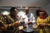 General Manager PT Jasa Marga (Persero) Tbk cabang Surabaya Teddy Rosady (tengah) berbincang dengan Kepala Divisi Sistem Pembayaran dan Pengelolaan Uang Rupiah Bank Indonesia Titien Sumartini (kanan) dan Regional Transaction & Consumer Head Bank Mandiri Susanto Anto Budiyono (kiri) disela-sela seminar 'Focus Group Discussion' (FGD) di Surabaya, Jawa Timur, Kamis (14/9). Seminar tersebut diskusi tentang upaya menerapkan pembayaran nontunai di sejumlah ruas jalan tol di wilayah Jawa Timur secara bertahap, atau tidak serentak bersamaan per 1 Oktober 2017. Antara Jatim/M Risyal Hidayat/uma/17