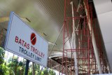 Sejumlah pekerja melakukan aktivitas pembangunan perluasan lahan ruang tunggu parkir di Terminal 2 Bandara Internasional Juanda, Sidoarjo, Jawa Timur, Kamis (14/9). Perluasan lahan ruang tunggu parkir bandara tersebut bertujuan untuk memberikan pelayanan dan meningkatkan kapasitas bandara serta kenyamanan penumpang. Antara Jatim/Umarul Faruq/uma/17