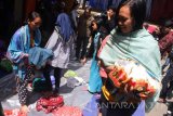 Masyarakat Suku Tengger mempersiapkan diri dengan melakukan banyak ibadah dan doa. Ritual itu diawali dengan mengadakan kenduri atau tumpeng gede yang diadakan di depan rumah Kepala Desa, masyarakat Suku Tengger (terutama ibu-ibu dan kaum wanita) mengumpulkan kue, makanan, dan buah-buahan (pisang). Antara Jatim/Ari Bowo Sucipto/uma/17.