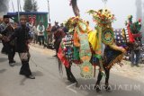 Kesenian Kuda Kencak turut memeriahkan upacara adat Sadranan, Puncak Yadnya Karo Suku Tengger tersebut. Hari Raya Karo disebut juga dengan Riyaya (merayakan hari raya keagamaan bagi Suku Tengger merupakan perwujudan syukur atas berkah yang diberikan Tuhan sepanjang tahun dan sarana penyucian dan penghormatan kepada leluhur. Antara Jatim/Ari Bowo Sucipto/uma/17.