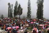 Ratusan suku Tengger berziarah dan makan bersama di makam leluhurnya di puncak Ritual Karo di  desa Ngadas, Malang, Jawa Timur,  Rabu (13/9). Ritual upacara Karo tersebut diperingati selama 15 hari pada tanggal 7 bulan Karo (bulan kedua dalam kalender Saka) sebagai ungkapan syukur terhadap Tuhan atas berkah yang sudah diterima sepanjang tahun. Antara Jatim/Ari Bowo Sucipto/uma/17.