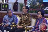 Presiden Joko Widodo (tengah) berbincang dengan Menteri Koordinator Perekonomian Darmin Nasution (kiri) disaksikan Menteri Keuangan Sri Mulyani (kanan) saat membuka Rapat Kerja Nasional Akuntansi dan Pelaporan Keuangan Pemerintah Tahun 2017 di Istana Negara, Jakarta, Kamis (14/9). Pemerintah memberikan penghargaan kepada lima institusi negara dan pemerintah daerah peraih predikat WTP selama lima tahun berturut-turut yaitu Mahkamah Agung, Kementerian Perdagangan, Pemprov Jawa Barat, Kota Depok, dan Kabupaten Ogan Komering Ilir. ANTARA FOTO/Puspa Perwitasari/wdy/2017