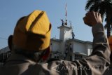 Veteran menyaksikan acara refleksi peristiwa perobekan bendera Belanda di Hotel Majapahit (dulu Hotel Yamato) Jalan Tunjungan, Surabaya, Jawa Timur, Kamis (14/9). Kegiatan tersebut untuk memperingati peristiwa perobekan bendera Belanda menjadi Merah Putih pada 19 September 1945. Antara Jatim/Didik Suhartono/uma/17