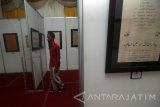 Sebanyak 90 karya dari Seniman kaligrafi dan tokoh Kaligrafi
dari negara ASEAN dipamerkan dalam Festival Kaligrafi ASEAN di Ponpes Mambaul Maarif Denanyar, Jombang. Antara Jatim/Syaiful Arif/uma/17.