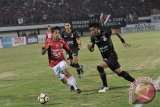 Pesepak bola Bali United, Irfan Bachdim (kiri) berebut bola dengan pesepak bola Persija Jakarta, Maman Abdulrahman (kanan) dalam Pertandingan Sepak Bola Liga 1 di Stadion I Wayan Dipta, Gianyar, Bali, Jumat (15/9). Bali United menang atas Persija dengan skor 2-1. Antara Bali/Nyoman Budhiana/nym/2017.