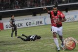 Pesepak bola Bali United Sylvano Comvalius (kanan) beraksi setelah berhasil membobol gawang Persija Jakarta dalam Pertandingan Sepak Bola Liga 1 di Stadion I Wayan Dipta, Gianyar, Bali, Jumat (15/9). Bali United menang atas Persija dengan skor 2-1. Antara Bali/Nyoman Budhiana/nym/2017.