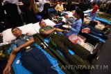 Sejumlah anggota TNI dan Polri mendonorkan darahnya ketika bakti sosial di Tunjungan Plaza Surabaya, Jawa Timur, Jumat (15/9). Donor darah yang diikuti sekitar 800 anggota TNI dan Polri tersebut serangkaian memperingati HUT ke-72 TNI. Antara jatim/M Risyal Hidayat/ma/17