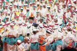 Presiden RI Joko Widodo diantara santri usai pembukaan Festival Anak Saleh Indonesia X di halaman Masjid Raya Sabilal Muhtadin Banjarmasin, Jumat (15/9). FASI X tahun 2017 yang berlangsung 13-16 September 2017 tersebut diikuti kafilah dari 24 provinsi. Antara Foto/Herry Murdy Hermawan