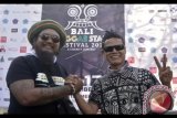 Musisi Tony Q Rastafara (kanan) berfoto dengan vokalis kelompok musik Joni Agung & Double T, Agung Joni saat jumpa pers jelang Bali Reggae Star Festival 2017 di Sanur, Bali, Jumat (15/9). Bali Reggae Star Festival yang akan digelar 16-17 September yang menampilkan 42 musisi dalam dan luar negeri seperti Tony Q Rastafara, Shaggydog, Steven Jam, penyanyi asal Ghana Afro Moses dan kelompok Reggae asal Australia Ras Jahknow. ANTARA FOTO/Fikri Yusuf/wdy/2017