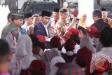 Presiden RI Joko Widodo membagikan buku tulis kepada pelajar usai menyerahkan secara simbolis Kartu Indonesia Pintar di Balai Kota Banjarmasin, Jumat (15/9). Di Banjarmasin Presiden Joko Widodo membagikan secara simbolis untuk 1.585 pelajar kurang mampu dan yatim serta Program Keluarga Harapan (PKH) kepada 5.200 penerima manfaat. Antara Foto/Herrry Murdy Hermawan