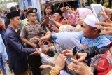 Presiden RI Joko Widodo menyapa warga di luar pagar usai membuka Festival Anak Saleh Indonesia X 2017 di halaman Masjid Raya Sabilal Muhtadin Banjarmasin, Jumat (15/9). FASI X yang berlangsung 13-16 September 2017 diikuti 24 provinsi di Indonesia. Foto Antaranews Kalsel/Herry Murdy Hermawan