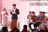 Presiden RI Joko Widodo berdialog dengan salah satu siswa saat melakukan kunjungan kerja dan membagikan KIP dan KIS di Banjarmasin, Jumat (15/9). Di Banjarmasin Presiden Joko Widodo membagikan secara simbolis untuk 1.585 pelajar kurang mampu dan yatim serta Program Keluarga Harapan (PKH) kepada 5.200 penerima manfaat. Antara Foto/Herrry Murdy Hermawan