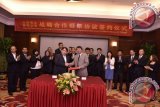 Direktur Utama PT Timah (Persero) Tbk (TINS) Mochtar Riza Pahlevi Tabrani bersama Presiden Yunnan Tin Group (Holding) Company Limited, Mr. Zhang Tao menandatangani Perjanjian Kerangka Kerjasama Strategis, di Kunming, China Kamis (14/9). (Foto: Humas PT Timah)
