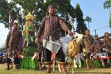 Sejumlah warga mengenakan pakaian tradisional Jawa ketika mengikuti prosesi kirab Grebeg Gulai di Cacaban, Magelang, Jateng, Kamis (14/9). Tradisi turun temurun yang telah dilakukan sejak puluhan tahun tersebut sebagai bentuk penghormatan kepada tokoh pendiri Kelurahan Cacaban Kyai Tuk Songo sekaligus wujud rasa syukur kepada Sang Pencipta. ANTARA FOTO/Anis Efizudin/Spt/17