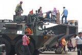 Sejumlah alutista yang dipamerakan TNI AD antara lain kendaraan tempur Astros, APC Anoa, Anoa Recovery, Anoa Comando, alat tempur jarak dekat (PJD), Tank Leopard, senjata meriam Rain Metal, dan Meriam 57. Dari TNI AL memamerkan kapal selam terbaru KRI Nagapasa-403, KRI Surabaya-591 dan kapal perang jajaran Satuan Kapal Eskorta Koarmatim lainnya. Sedang dari TNI AU berupa manuver udara dengan menggunakan pesawat udara super Tucano dan demo beladiri nusantara  Antara Jatim/M Risyal Hidayat/mas/17