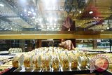 Emas tembus 1.300 dolar AS per ons karena ekuitas jatuh