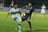 Pesepakbola Arema FC, Esteban Vizcarra (kanan) berusaha mempertahankan bola dari hadangan pesepakbola Persela Lamongan, Eky Taufik (kiri) dalam pertandingan Liga I GOJEK-Traveloka di Stadion Kanjuruhan, Malang, Jatim, Sabtu (16/9) Di AKhir babak pertama Arema sementara unggul dengan skor 1-0. Antara Jatim/Ari Bowo Sucipto/uma/17.