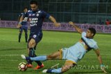 Pesepakbola Arema FC, Ahmet Atayev (kiri) berusaha melewati hadangan pesepakbola Persela Lamongan, Ramon Rodriguez De Masquita (kanan) dalam pertandingan Liga I GOJEK-Traveloka di Stadion Kanjuruhan, Malang, Jatim, Sabtu (16/9) Di AKhir babak pertama Arema sementara unggul dengan skor 1-0. Antara Jatim/Ari Bowo Sucipto/uma/17.