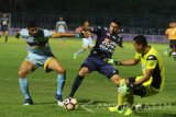 Pesepakbola Arema FC, Esteban Vizcarra (tengah) berusaha mencetak gol ke gawang Persela yang dijaga pesepakbola Persela Lamongan, Ramon Rodriguez De Mesquita (kiri) dan penjaga gawang Choirul Huda (kanan)  dalam pertandingan Liga I GOJEK-Traveloka di Stadion Kanjuruhan, Malang, Jatim, Sabtu (16/9) Di AKhir babak pertama Arema sementara unggul dengan skor 1-0. Antara Jatim/Ari Bowo Sucipto/uma/17.